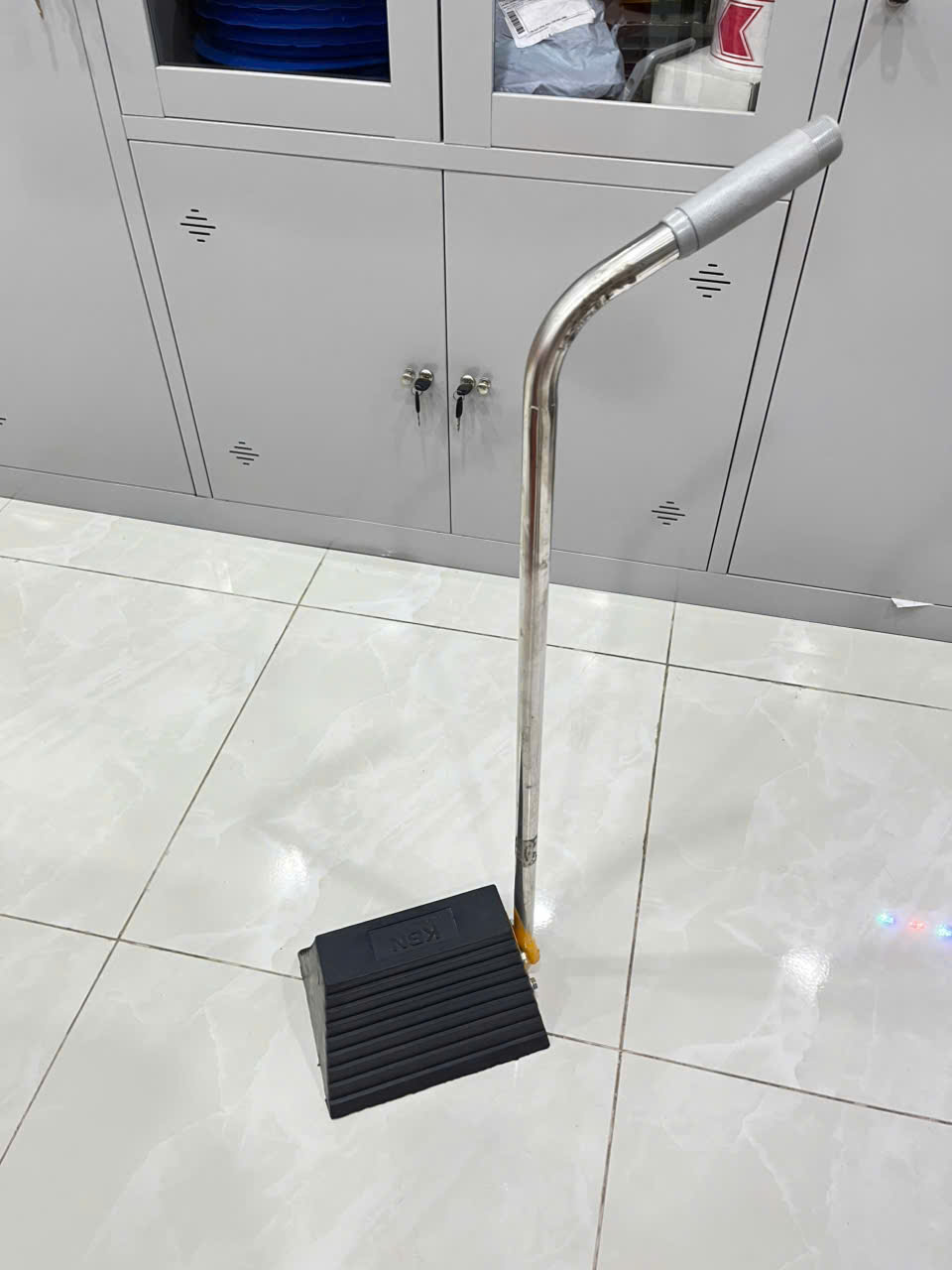Cục chèn bánh xe tay cầm L245 x W200 x H150mm - Ảnh 2