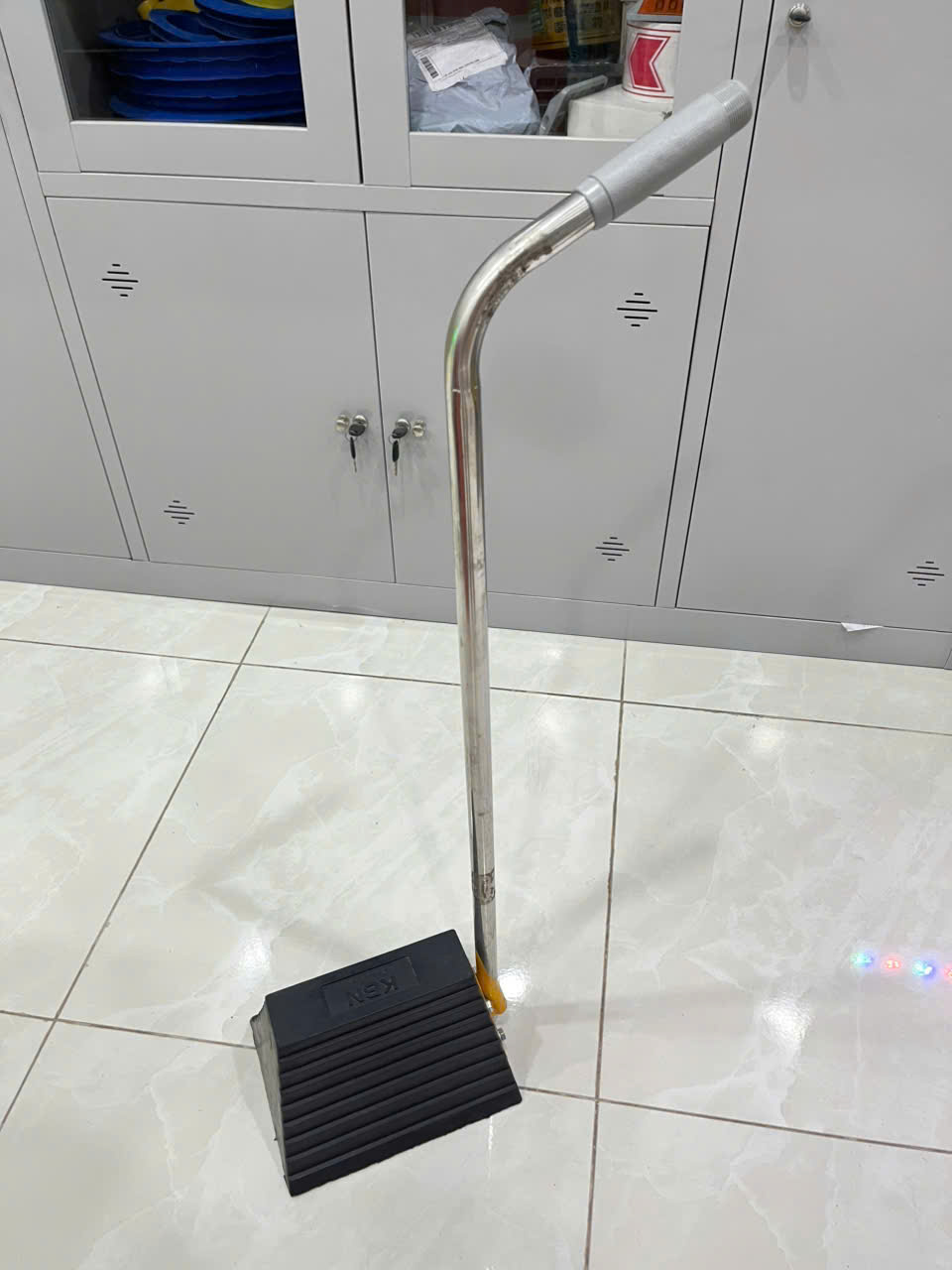 Cục chèn bánh xe tay cầm L245 x W200 x H150mm - Ảnh 6