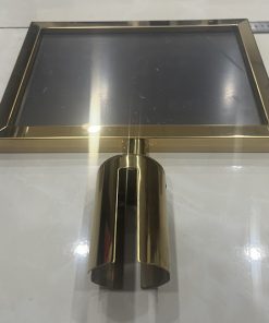 Bảng thông báo A4 inox vàng gắn trên cột chắn inox dây căng