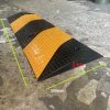 Gờ giảm tốc giao thông 4cm x 30 x 100cm cao su vàng đen chéo