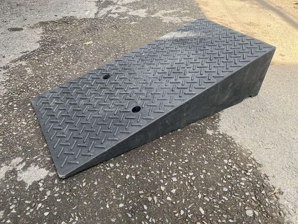 Cầu dốc dắt xe lên xuống bậc cao 25cm x 50 x 100cm bằng nhựa đen