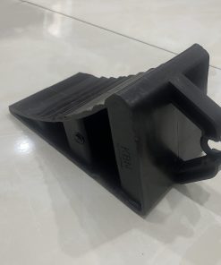 Cục chèn bánh xe nhựa đen KBN kích thước 200 x 110 x 110mm