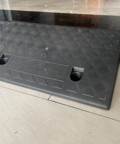 Cầu dốc nhựa KBN kê bậc dẫn xe cao 7cm màu đen