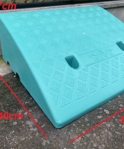 Cầu dốc nhựa KBN kê bậc dẫn xe cao 17cm màu xanh