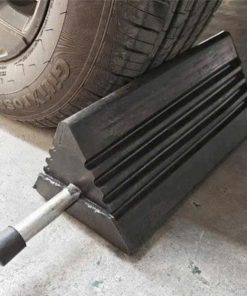 Chèn bánh xe cao su cầm tay 310 x 160 x 150mm có gân chống trơn trượt